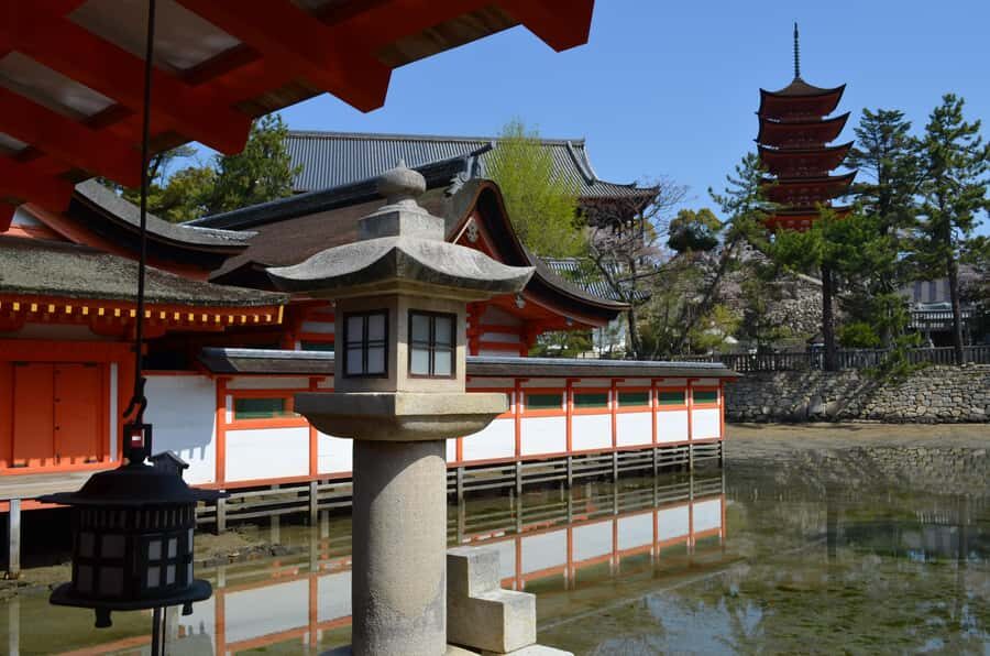 Miyajima Floating Torii & Hiroshima Peace Park Day Tour - Transitioning from Sacred Island to Hiroshima’s Reflection Space