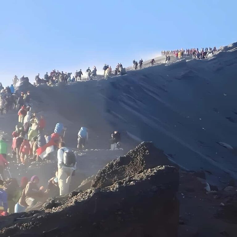 Mount rinjani summit 2 D/1 N tour - Why Trekking Mount Rinjani Via Sembalun is Special