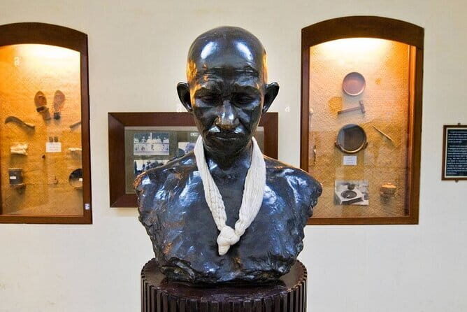 Mumbai City Tour with Lunch Group Cruise Excursion - The Experience: What You Can Expect