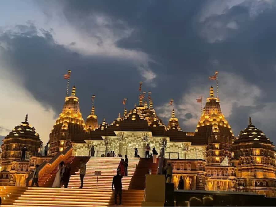 Old Delhi Private Sightseeing Tour with Akshardham Temple - Walking through Chandni Chowk