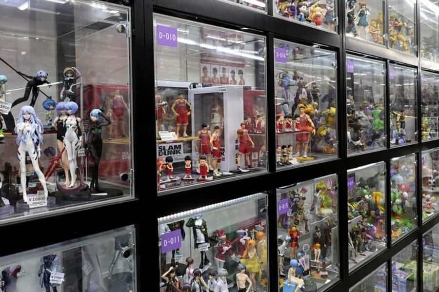 Osaka: Walking Tour with Namba Yasaka Shrine & Dotonbori - Namba Yasaka Shrine: The Lion’s Roar