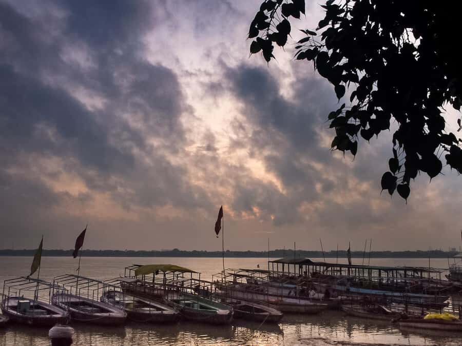 Photo tour in holy Varanasi - Meeting the Holy Men and Exploring Narrow Alleys