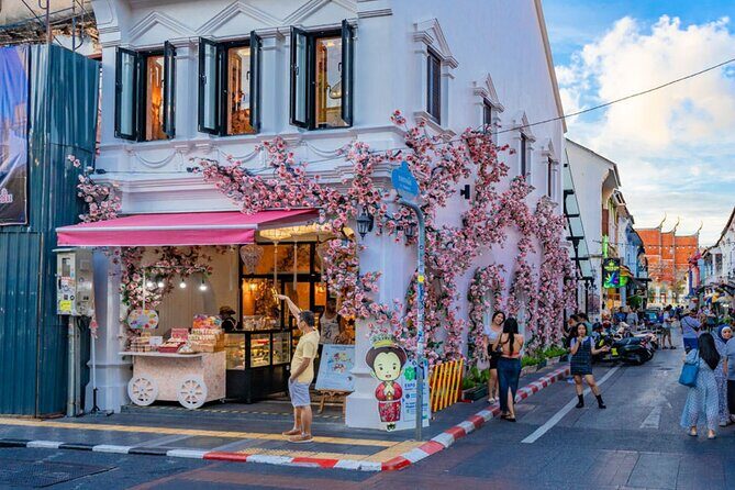 Phuket: Old Town Morning Street Art Walking Tour with Lunch - The Lunch Experience: A Delicious Bonus