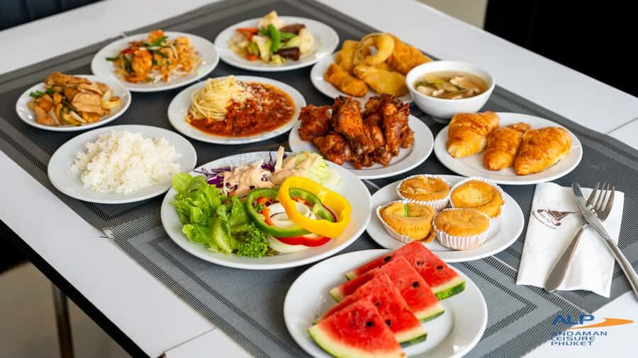 Phuket: Phi Phi Islands Premium Catamaran Tour Max 28 pax - Why This Tour Works Well