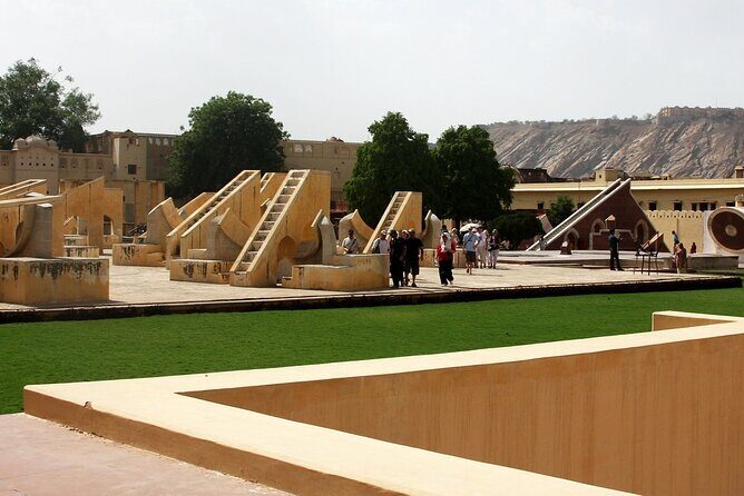 Private Full Day Jaipur History and Heritage Tour - Itinerary Breakdown: From Stepwells to Sky-High Palaces