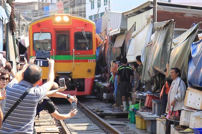 Private Tour: Damnoen Saduak Floating Market and Maeklong Railway Market - Detailed Breakdown of the Itinerary