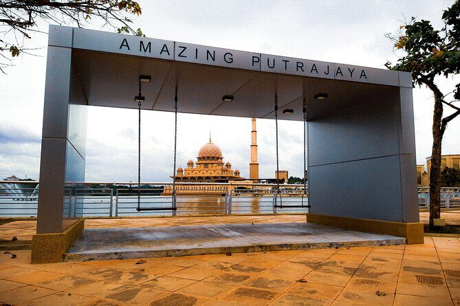Putrajaya Private Tour From Kuala Lumpur - Political and Administrative Glimpses: Perdana Putra