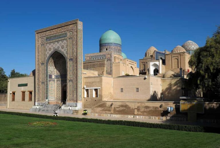 Shahi Zinda Complex Guided Tour with a Local Expert - What Makes the Architecture Stand Out?
