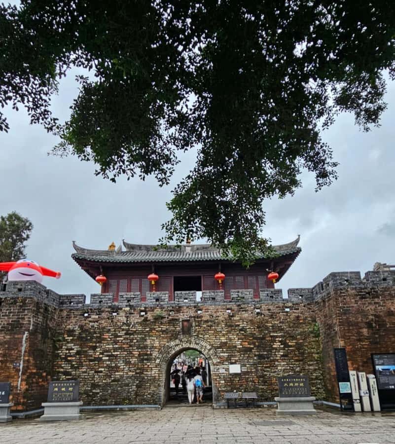 Shenzhen East: Dapeng Fortress, Temple, and Beach Day Tour - Discovering Dongshan Temple: Peace in the Hills
