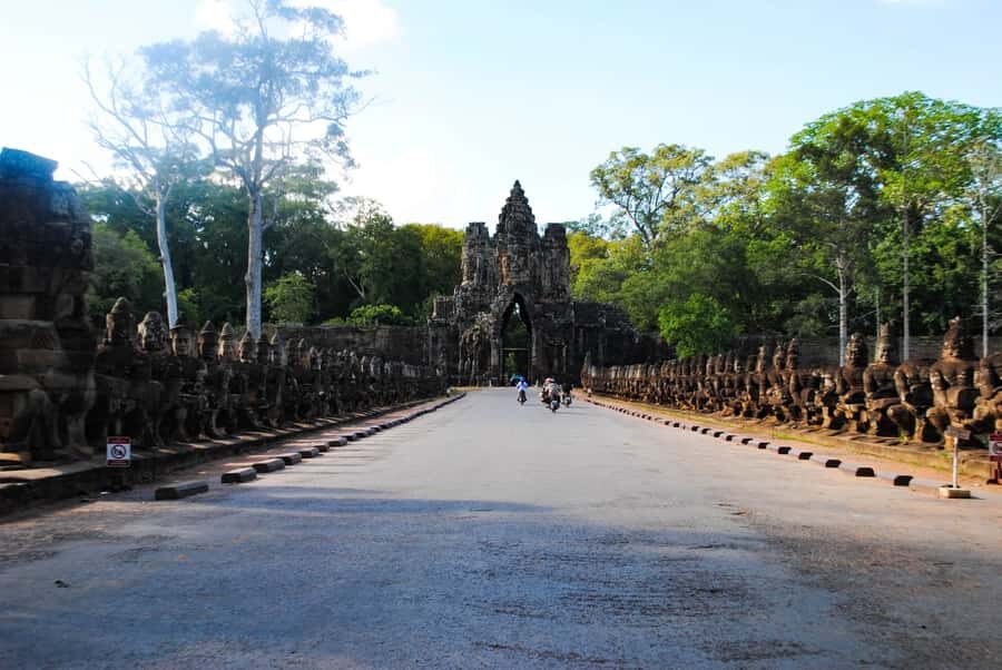 Siem Reap: Angkor Wat Sunrise & Floating Village Tour - Exploring the Small Circuit