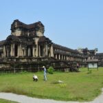 To explore Angkor Wat for 3 days - Day 1: The Classics and the Sun