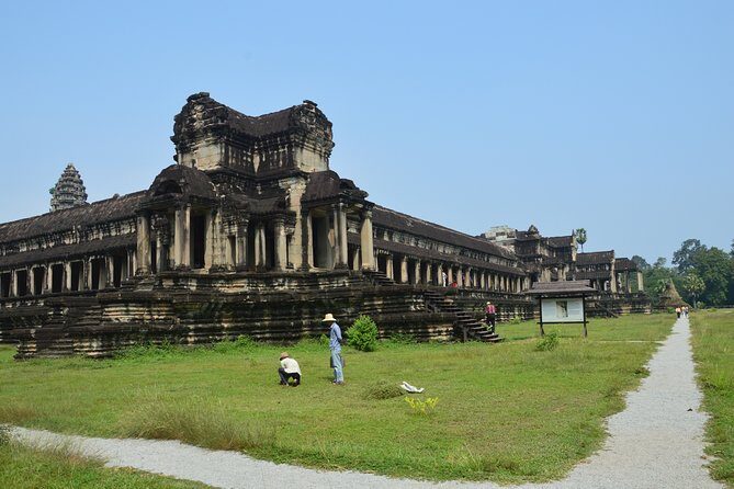 To explore Angkor Wat for 3 days - Day 1: The Classics and the Sun