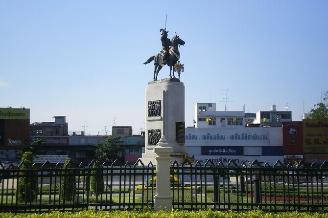 Tuk-Tuk Tour of Bangkok's Nighttime Food Temples and Markets - Transportation and Group Size