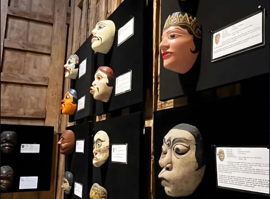 Ubud: Mask Museum, Heritage Homes, and Waterfall Tour - Visiting an Ancestral Heritage Home