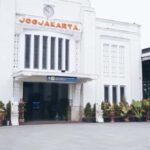 Yogyakarta: Beringharjo Market & Malioboro Street Tour - Malioboro Street: The City’s Cultural and Culinary Hotspot