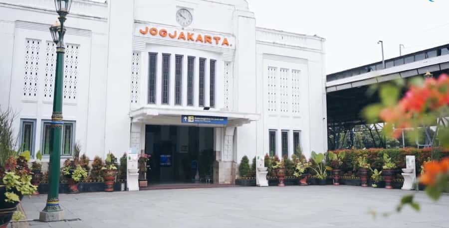 Yogyakarta: Beringharjo Market & Malioboro Street Tour - Malioboro Street: The City’s Cultural and Culinary Hotspot