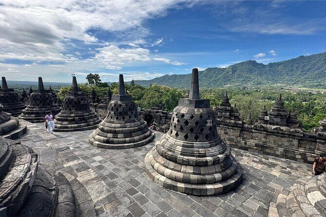 Yogyakarta: Borobudur 5-hour Tour with Climb up and Transfers - A Thorough Look at the Tour