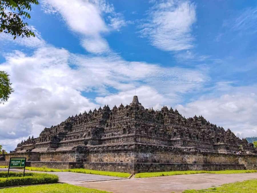 Yogyakarta: Borobudur guarantee Climb up & Weaving Maker - Full Breakdown of the Itinerary