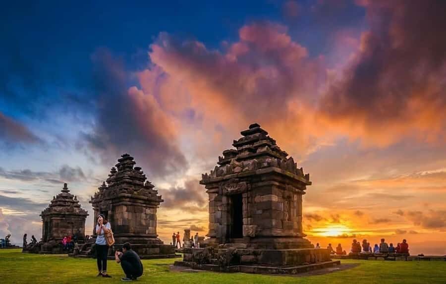 Yogyakarta: Candi Ijo Sunrise Hike and Breakfast Tour - The Experience in Detail