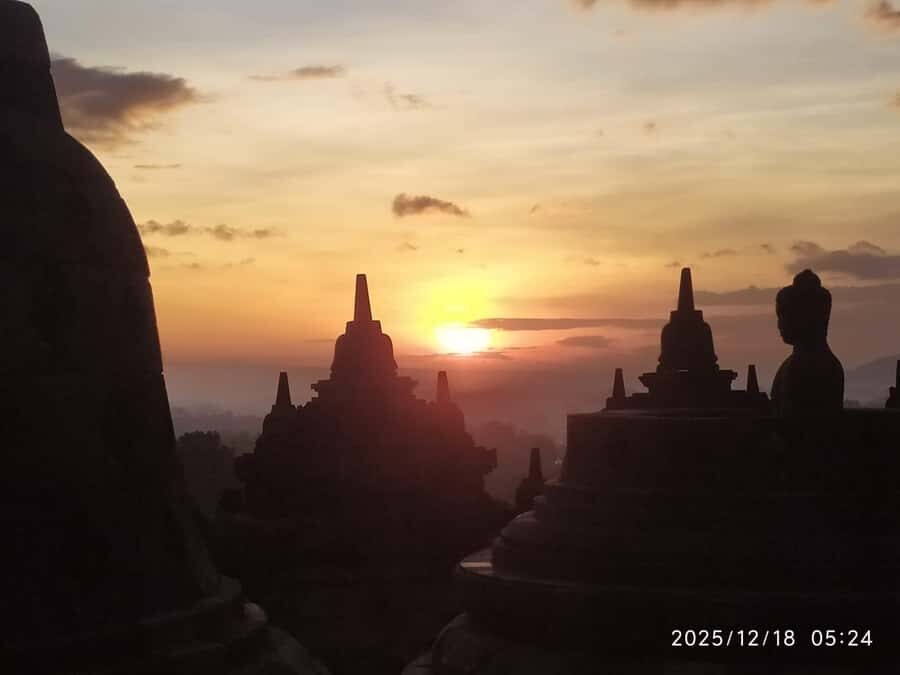 Yogyakarta: Guaranteed Sunrise From Borobudur and Prambanan