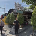 Yogyakarta: Sultan Palace and Water castle Guided Tour - Malioboro Street and Beringharjo Market