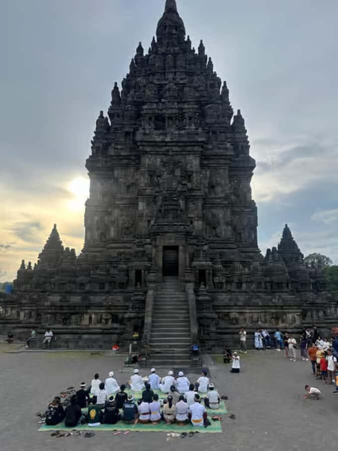 Yogyakarta:Mount Merapi Sunrise, Borobudur Climb & prambanan - Transportation & Group Size
