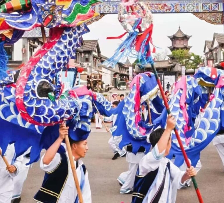 Yunnan: Dianchi Lake + Yunnan Impression Show One-Day Tour - Yunnan Ethnic Village: A Cultural Kaleidoscope