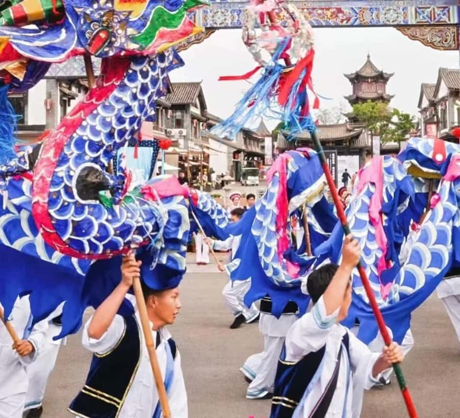 Yunnan: Dianchi Lake + Yunnan Impression Show One-Day Tour - Yunnan Ethnic Village: A Cultural Kaleidoscope