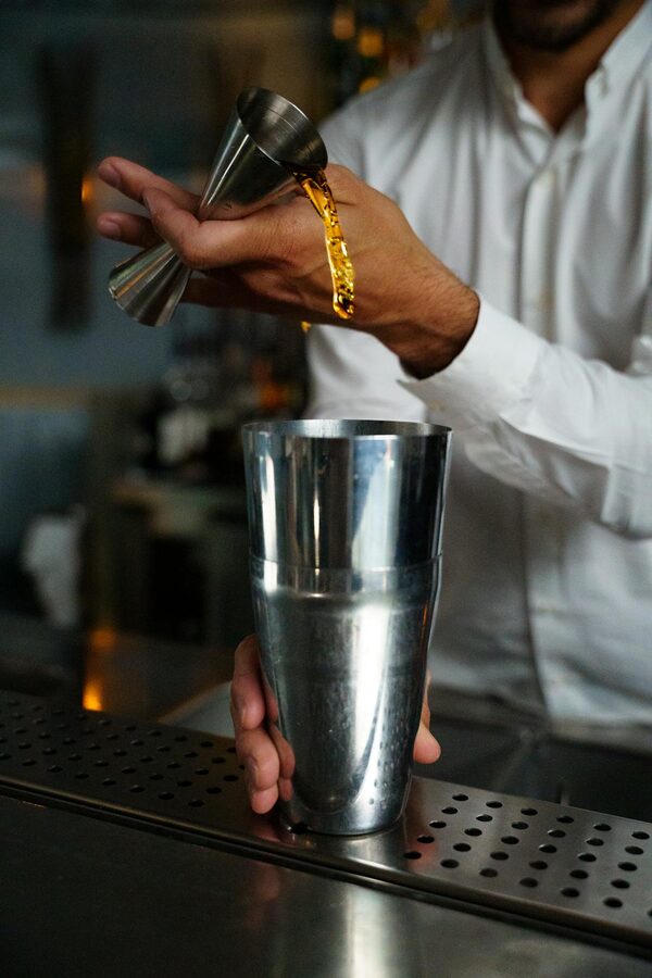 bartender-paris-cocktail-mixing