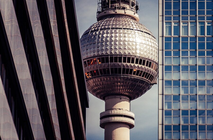 Berlin Fernsehturm at night
