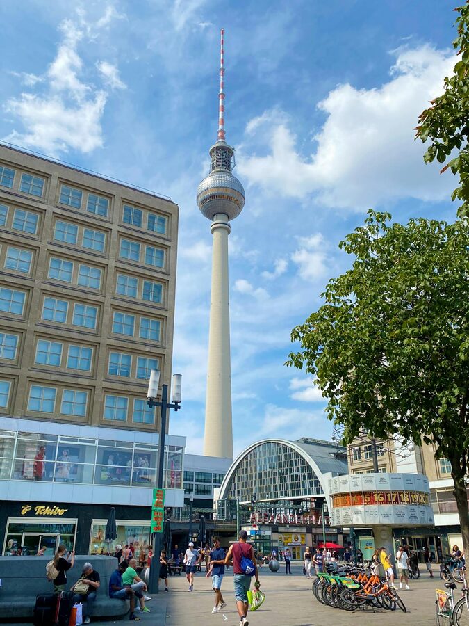 berlin-tv-tower-alexanderplatz-blue-sky