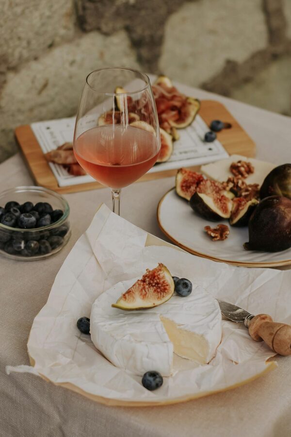 Brie cheese with figs and rose wine for a gourmet snack