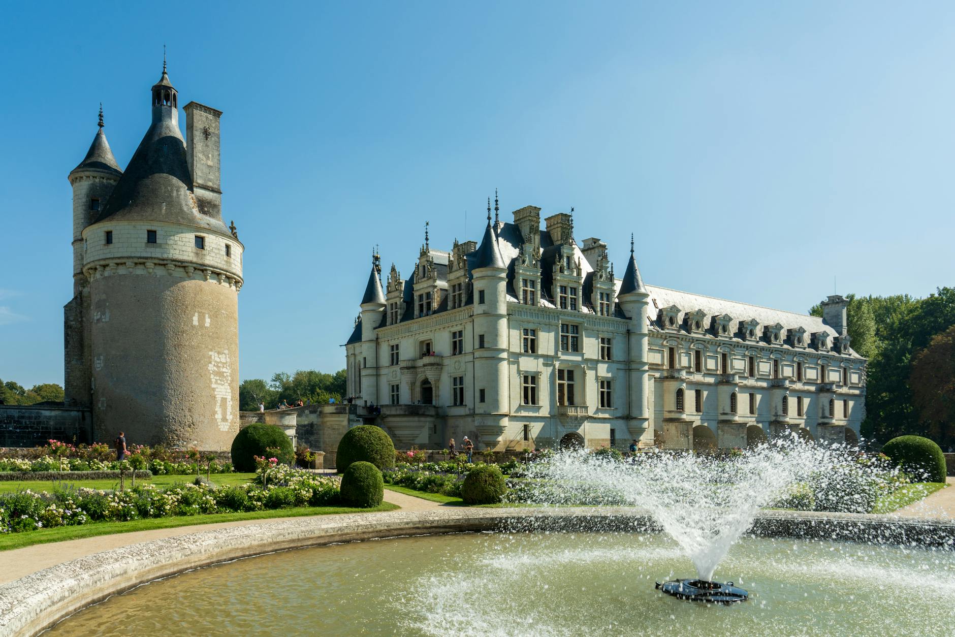 Château de Chenonceau with fountain showing Renaissance architecture