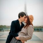couple eiffel tower paris 30681634