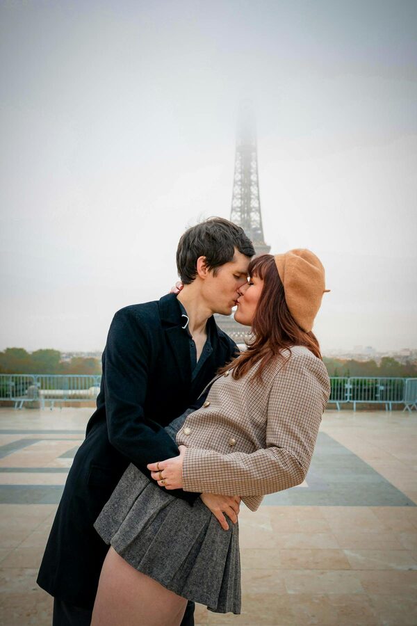 couple eiffel tower paris 30681634