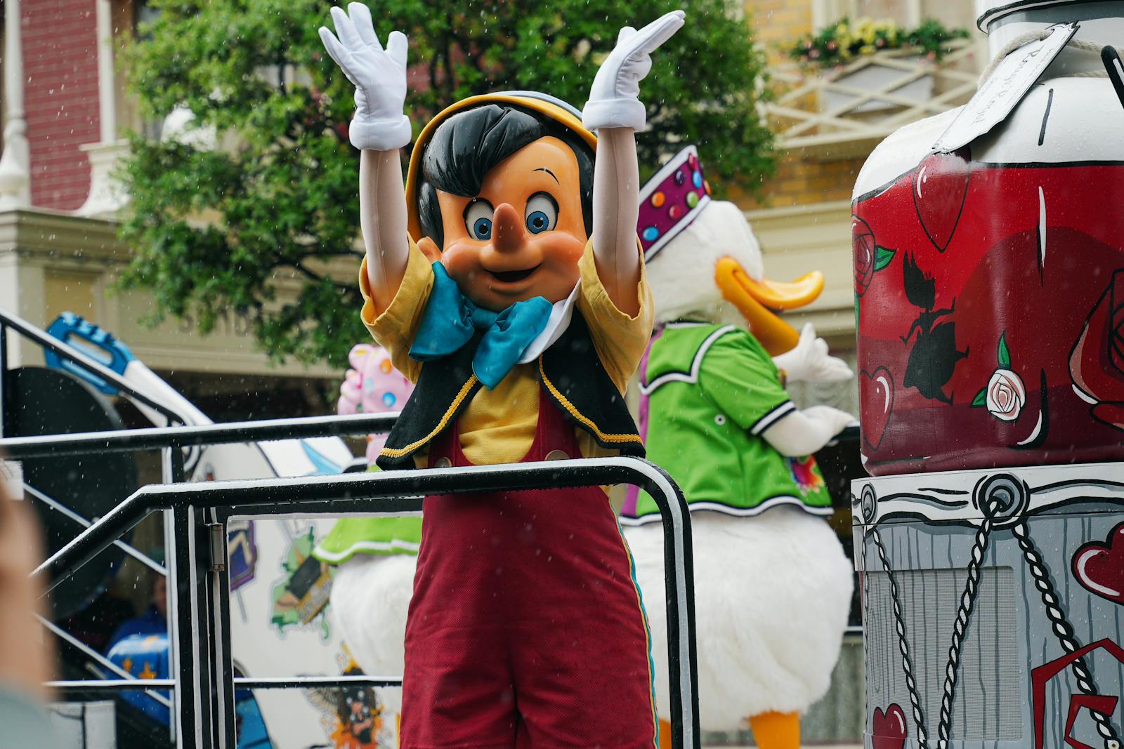 Pinocchio character waving during a Disneyland Paris parade