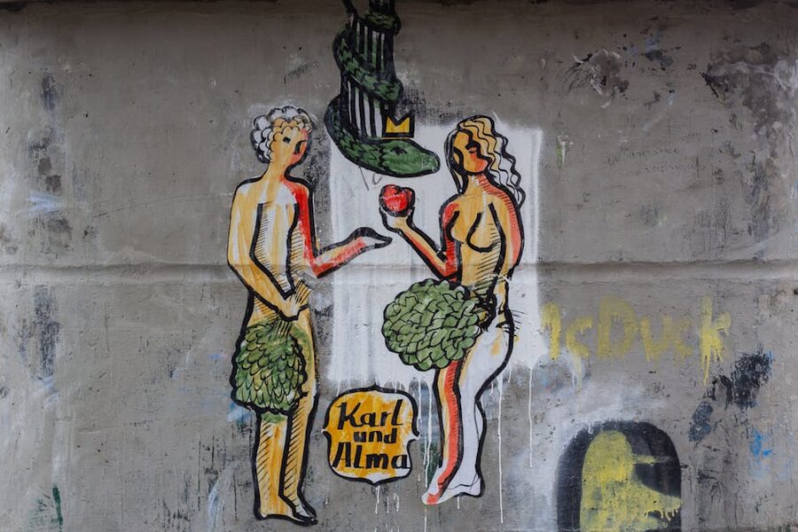 Mural depicting two figures at East Side Gallery