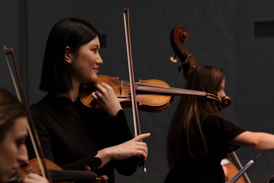 Female violinist live stage performance