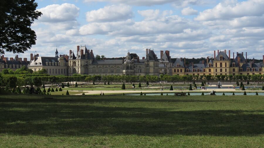 Monument and chateau at Fontainebleau