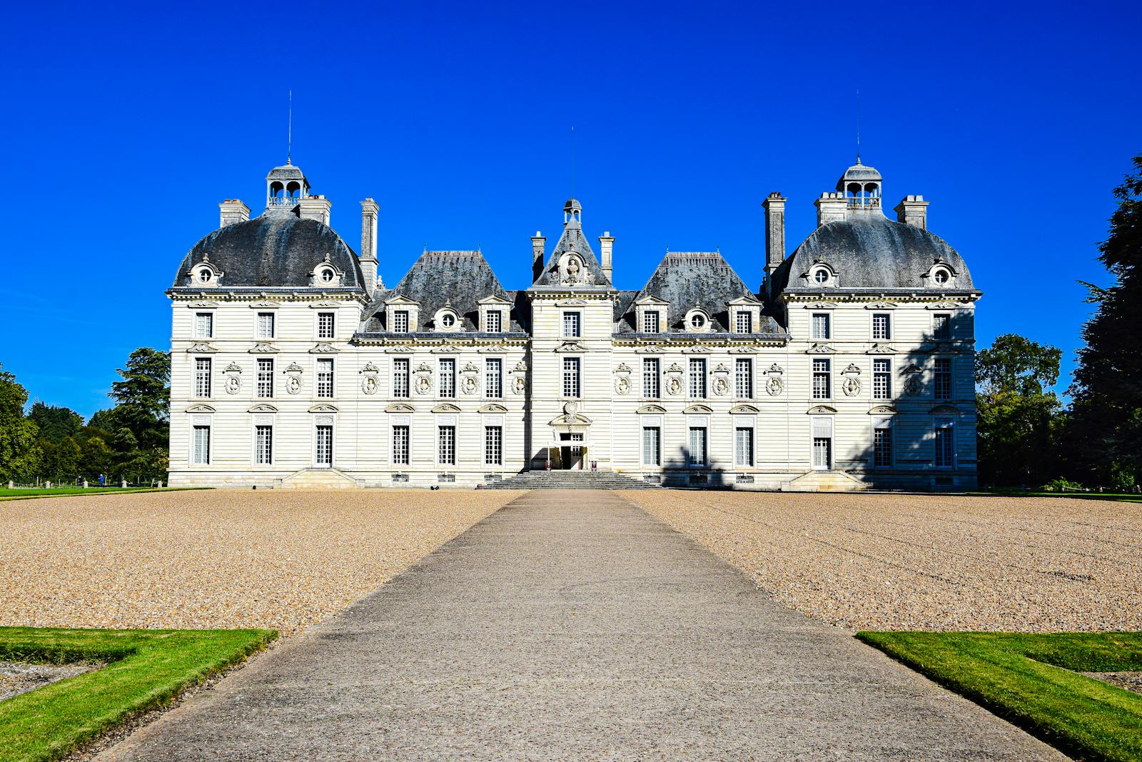 Chateau de Cheverny under a clear blue sky showcasing classical architecture