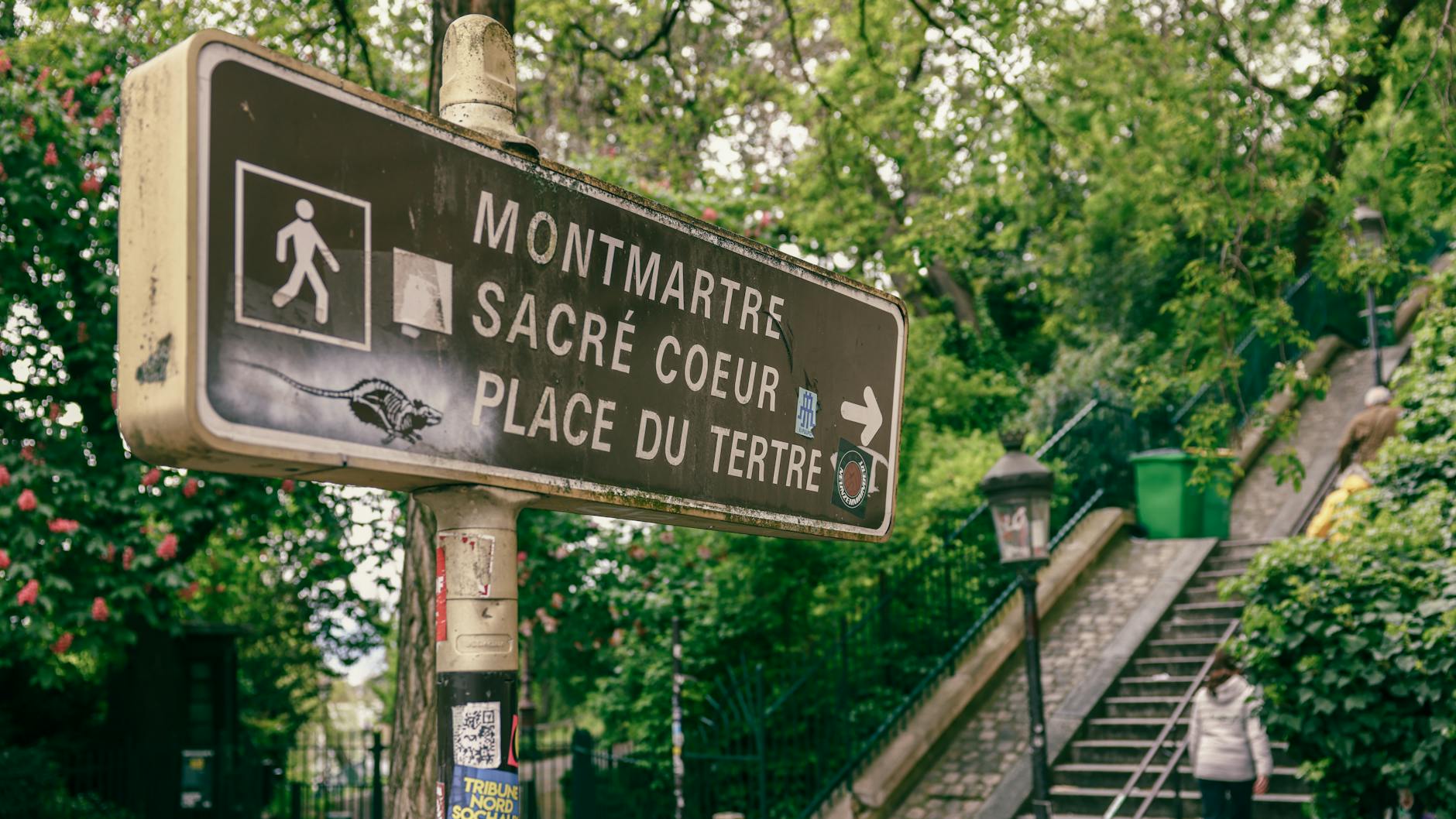 Montmartre signpost directing to Sacré-Cœur and Place du Tertre