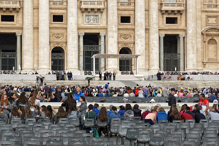 Crowd at Papal General Audience 2018