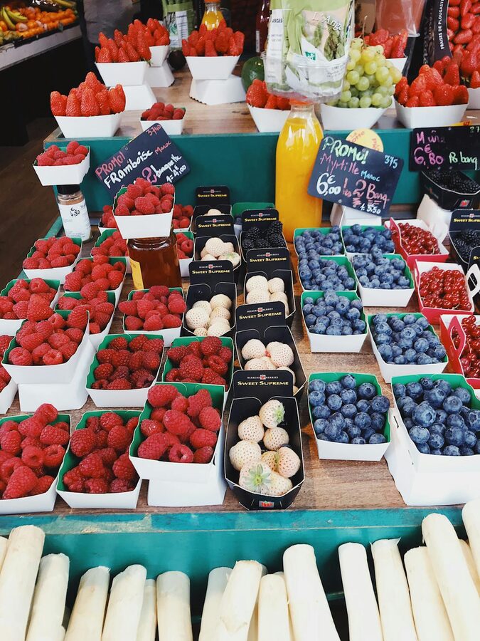 Fresh berries and fruits at a Paris farmers market