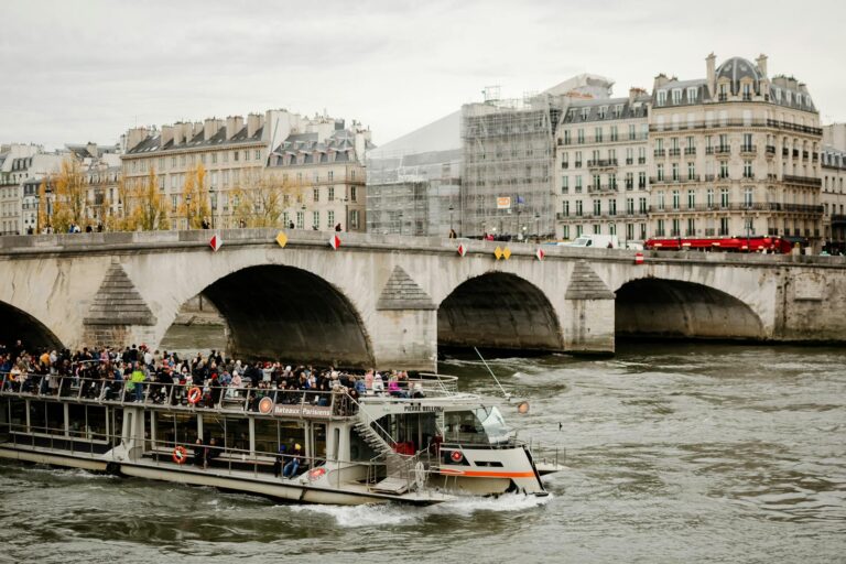 paris-seine-cruise-tourists-architecture