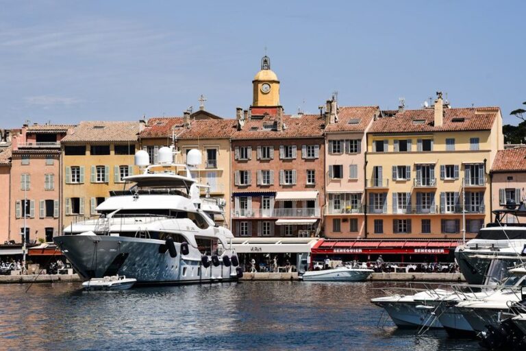 saint-tropez-harbor-yachts-architecture