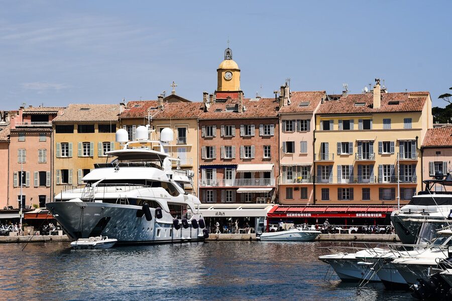 saint-tropez-harbor-yachts-architecture