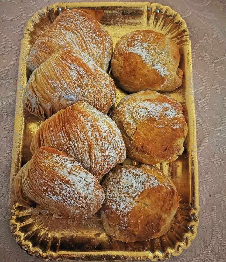 Sfogliatelle ricce e frolle side by side