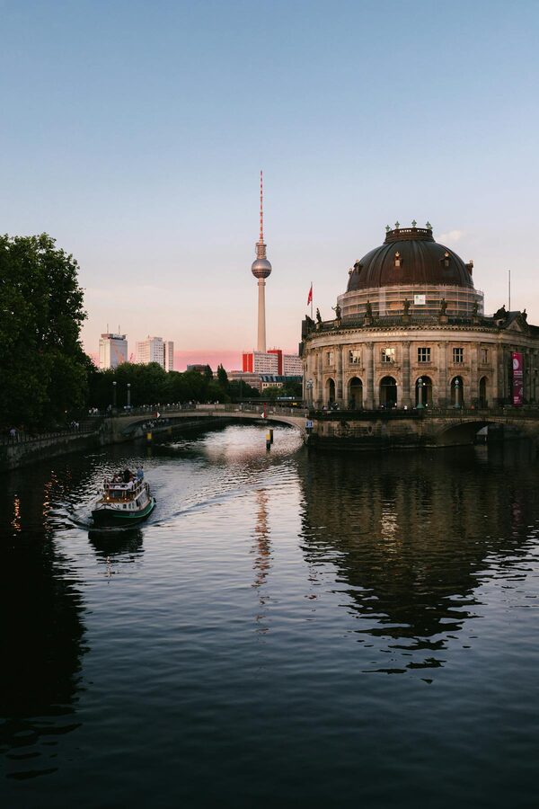 Berlin Spree river cruise view