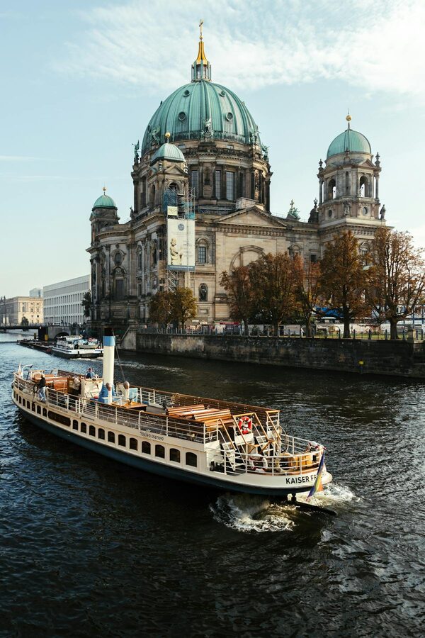 Berlin Spree river cruise view