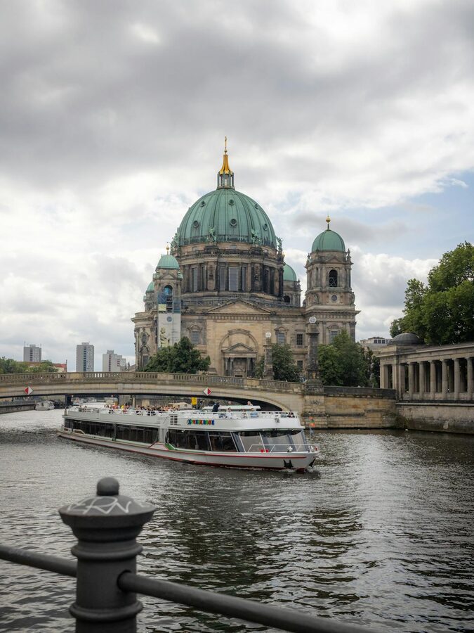 Berlin Spree river cruise view